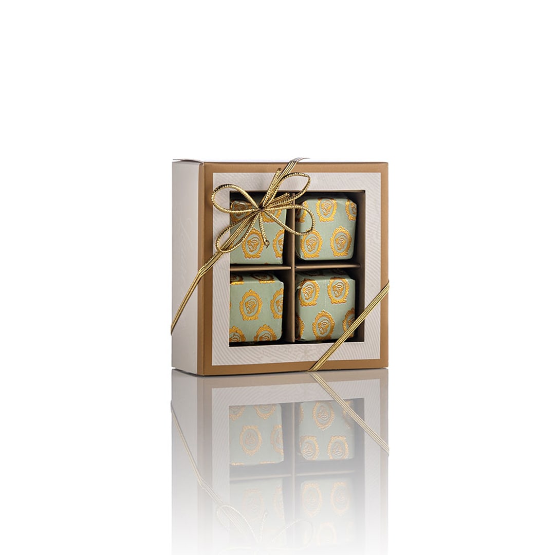 Klasikiniai šokoladiniai saldainiai LAURENCE Classic square Petit Carre 4 vnt pien. šok. ir Gianduja, su auksiniu kasp. (dėž. Su langeliu)80g